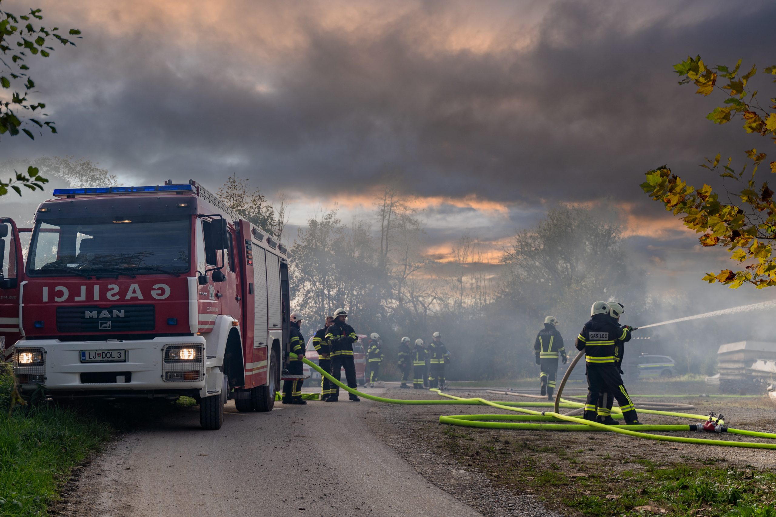 gasilci gasijo na intervenciji